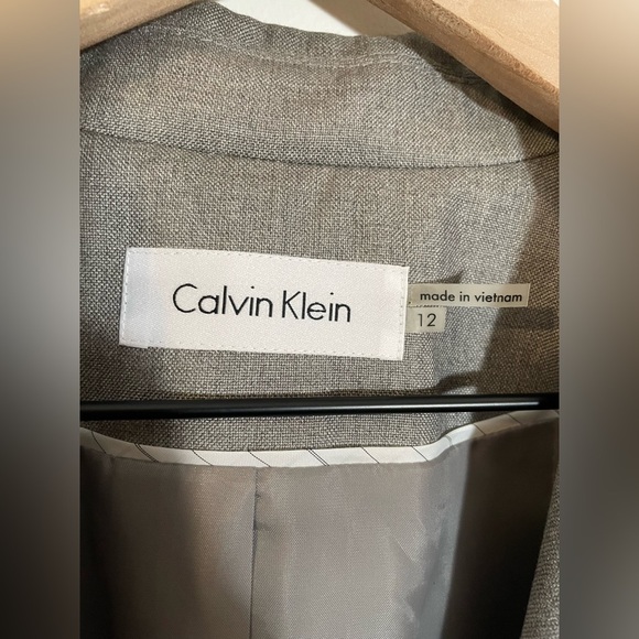 Calvin Klein Suit Blazer Jacket & Ankle Pants Gray Size 12 Turn Lock Buttons - Picture 2 of 12